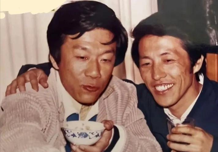 侯跃文与天津相声演员常宝丰的一张留影，两人是志同道合的好朋友