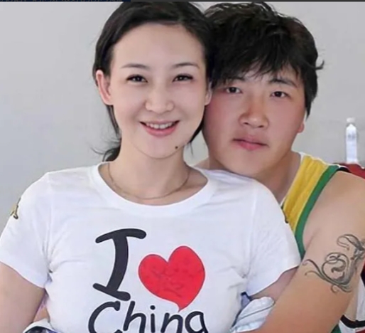 2009年，孙楠和刚生完二胎儿子的买红妹离婚，转身娶了三婚的潘蔚。买红妹痛苦到抑