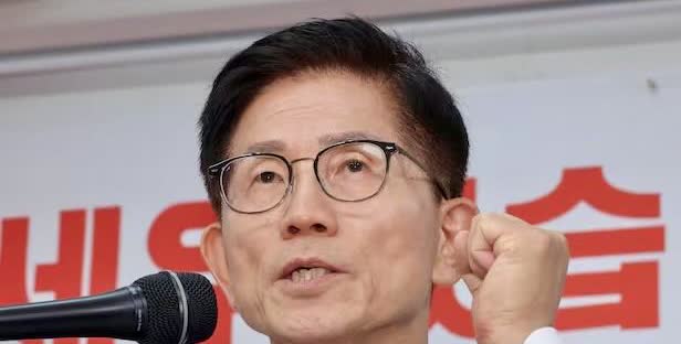 20日韩国前总统候选人金文洙宣布参加国民力量党党首，这是此前宣布对权力不感兴趣的