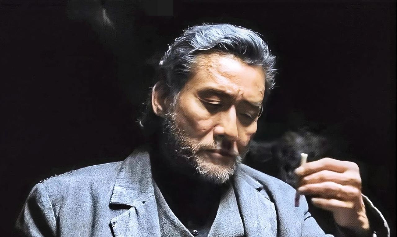 以前觉得他演技一般，
现在怎么越老越有味道了？
这个造型简直就是教父的气场，
感