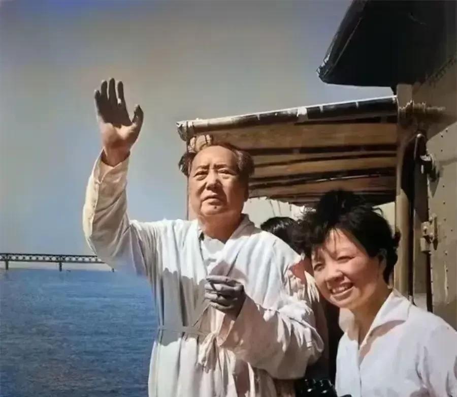1966年，毛主席以73岁的高龄畅游长江，这是令人热血沸腾的一幕。
毛主席站在船