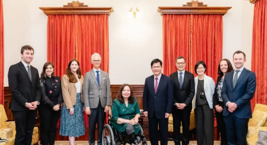 “抗中保台”？吃中国粽子？


日前，美国联邦参议员 塔米·达克沃思等政客窜访中