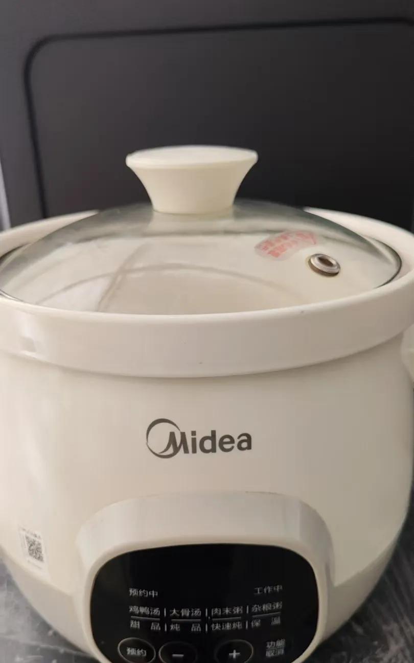 美的售后服务做的也太好了吧！
我去年买了一个美的电炖锅，经常用它来炖汤，最近发现