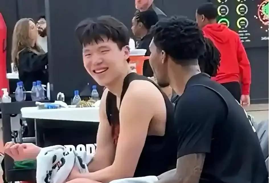 杨瀚森语言进步很快，和队友沟通容易多了
杨瀚森来到这样打球环境已经一段时间了，虽