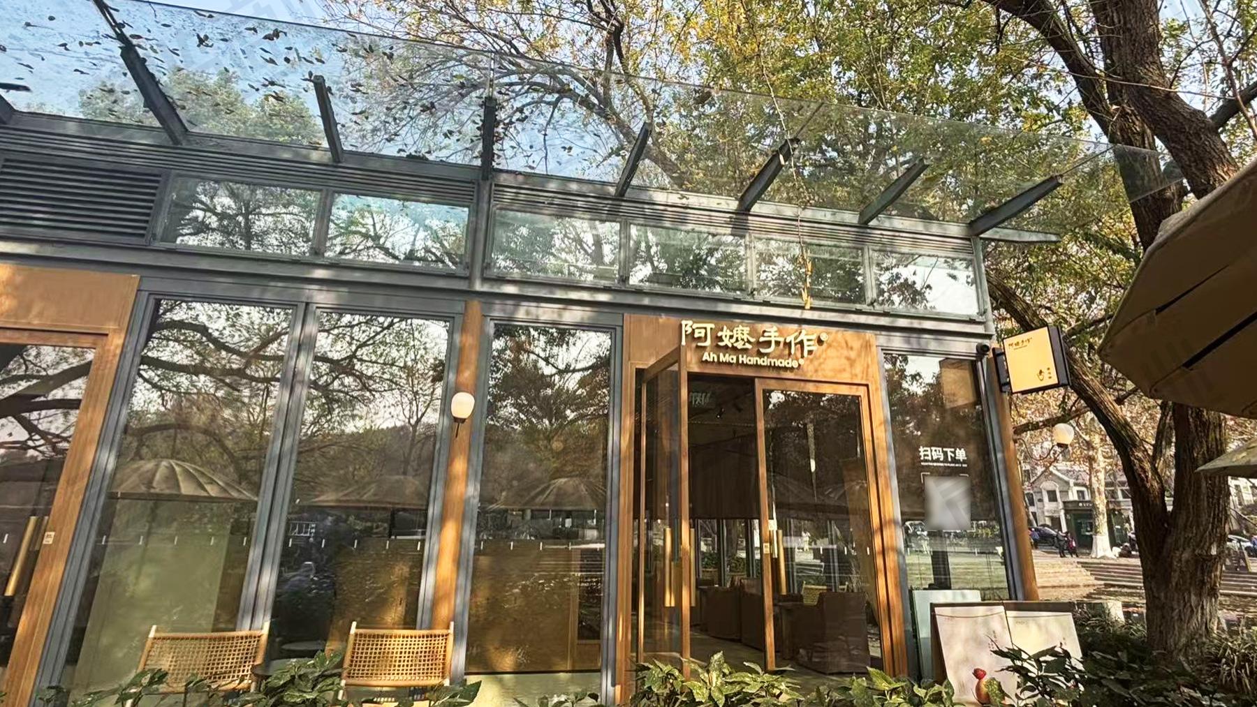 阿嬷手作在西湖边卖起了咖啡，我们去看了看