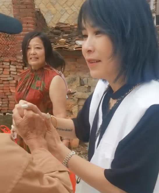 瑾汐的二姐紧紧的握住爷爷的手，贴心的叮嘱爷爷一定要保重身体，我们下次还会来看望您