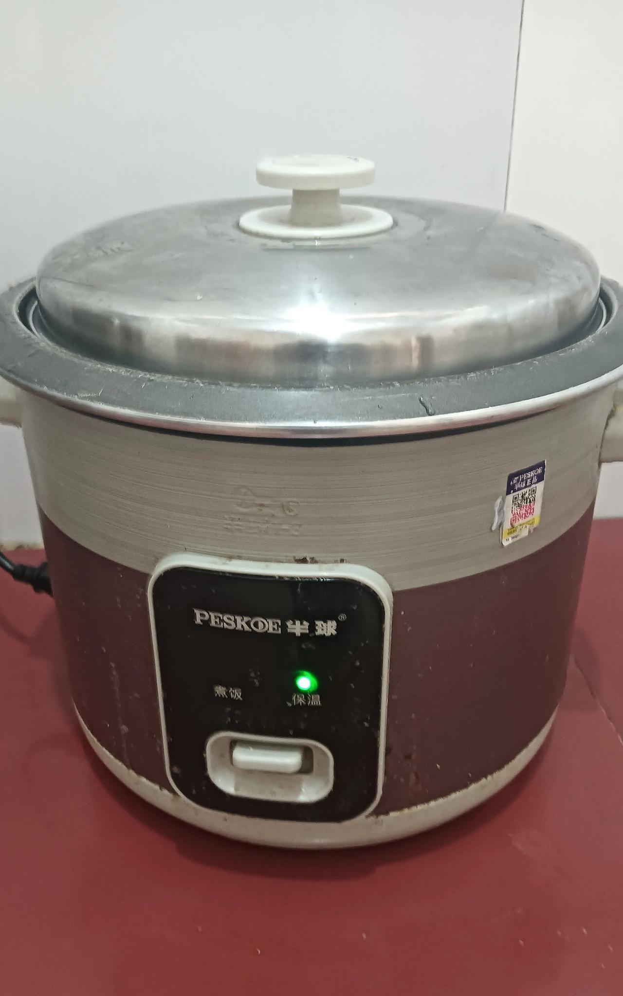 晚上媳妇把菜全部端上桌，她问我:″米饭蒸熟了吗？″
我答应着她:″早就熟了，我去