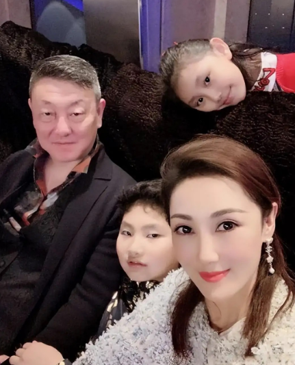 真没想到啊！
韩磊的老婆原来这么漂亮
比韩磊小16岁，还是“蒙古之花”，这还不算