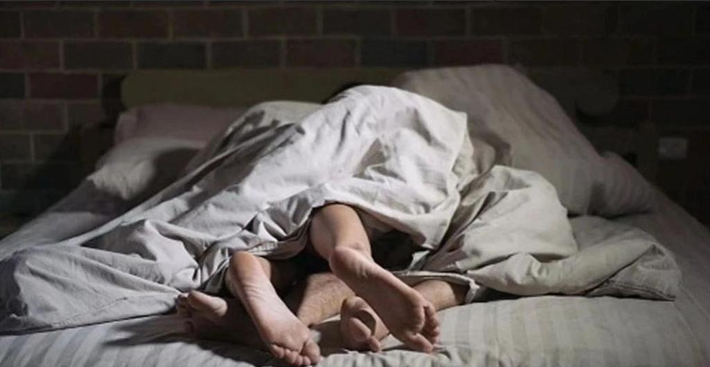 某地一名已婚男子与情人在酒店房间内，12小时里多次发生关系。期间男子感觉不适，在