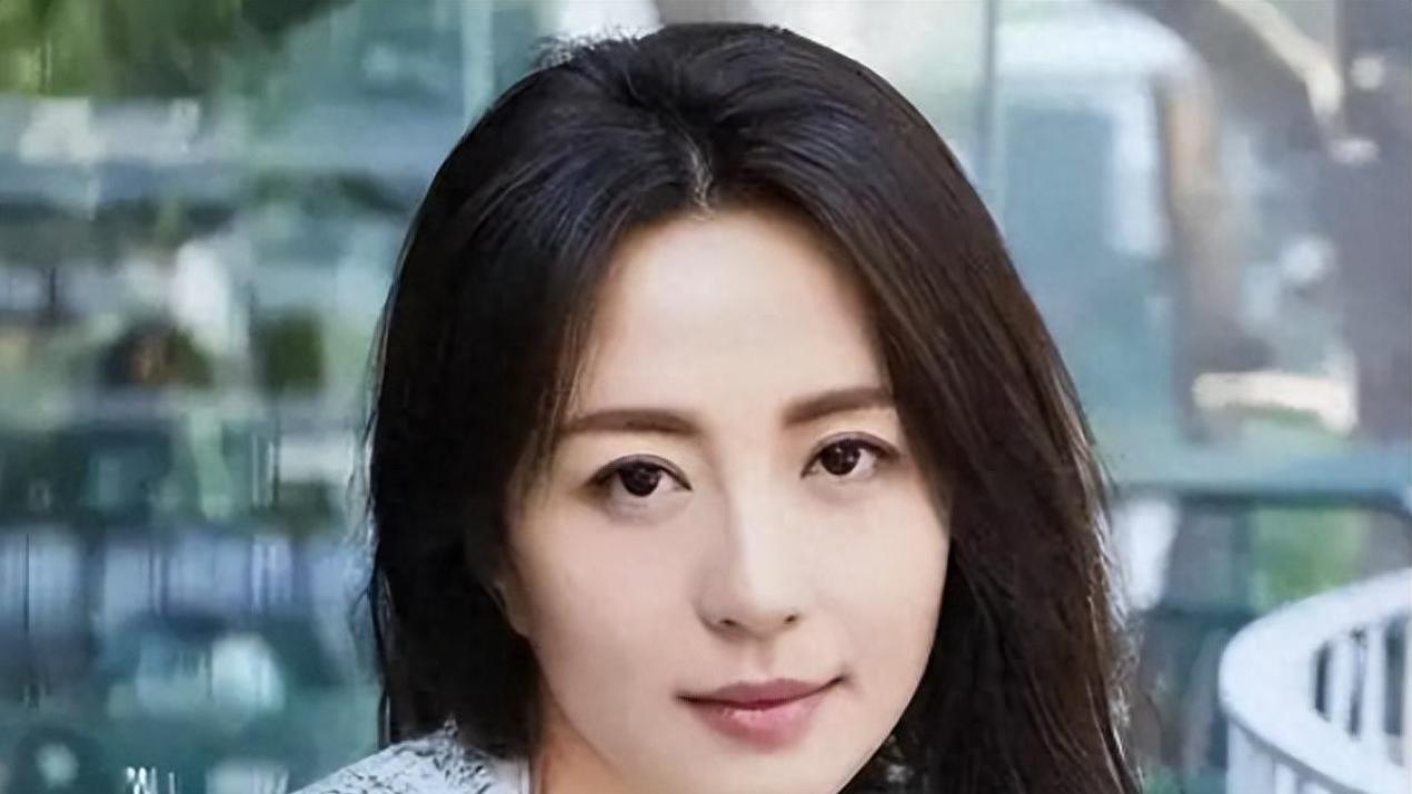 曾经的央视最美主持，却在拍戏时怀孕，今孩子已16岁生父依然成