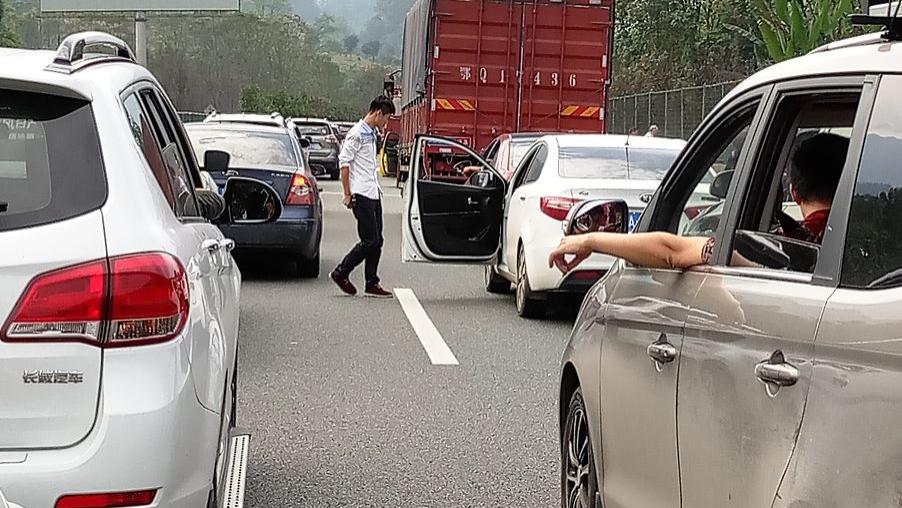 第一波春运大军已堵在高速路上 其中有你吗