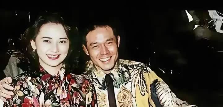 1997年，影星胡慧中与前夫唐重生留下珍贵合影。唐重生曾为台湾北联帮帮主，后改邪