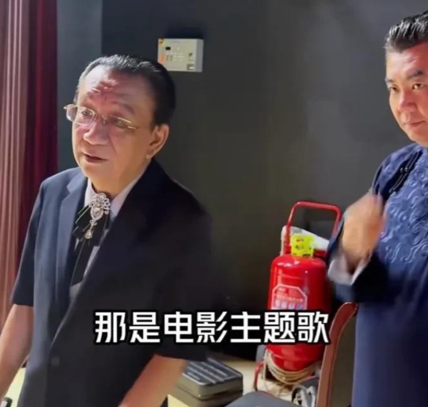 相声界"碰瓷王"又出手了！这次连侯耀华都懒得接招。
当年他追着郭德纲骂了小半年，
