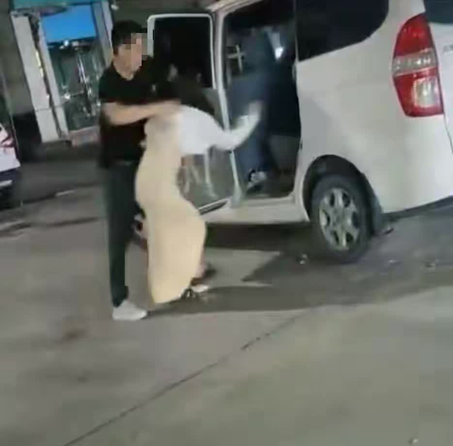 8月11日，一则视频在多个社交平台流传：视频中，一男子拳打脚踢一女子将近1分钟后