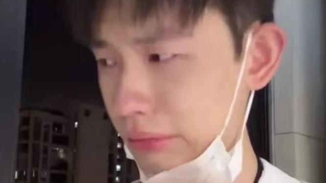 学医到底值不值得？男生深夜情绪失控大哭：工作辛苦却收入微薄