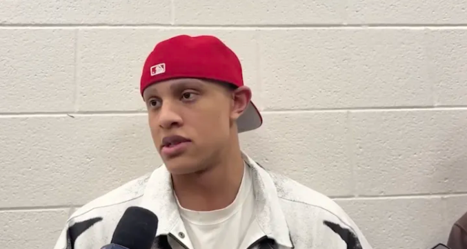 NBA常规赛，凯尔特人100-102不敌76人。
赛后凯尔特人球员乔丹-沃尔什接