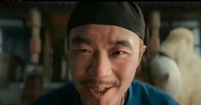 大鹏这次赢麻了《长安的荔枝》电影版预告出来了，还是挺尊重原著的。
故事主线没变，