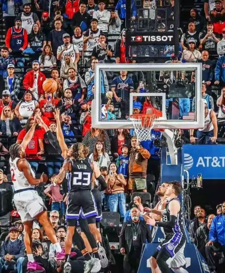 说说快船这个队的巨大缺陷：
1，阵容畸形：从来没有合格四号位，以前“高大”四号位