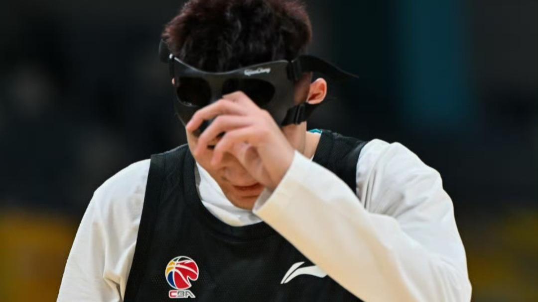 CBA最新消息：孙铭徽已带上面具，张庆鹏回应新外援和伤病问题！