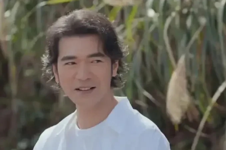 金城武，想不到啊，才52岁就断崖式衰老了，整个人像发泡的馒头，完全没有了以前五官