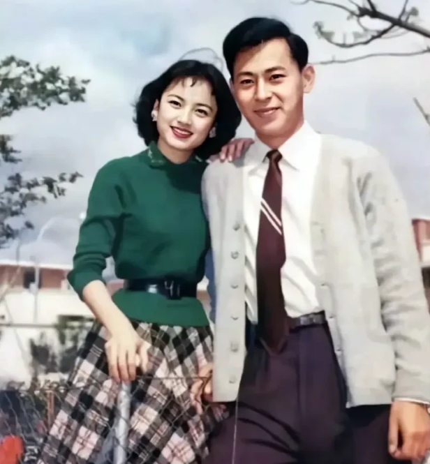 真的难以想象这是上世纪60年代一对青年才俊的照片，这一身打扮就是在今天依然很时尚