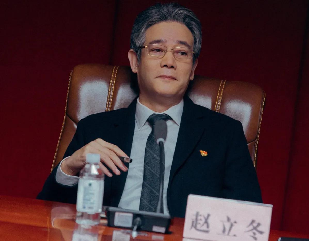 何黎明更像是赵立冬的合作伙伴，而不是他的后台和保护伞。原因很简单，赵立冬和何黎明