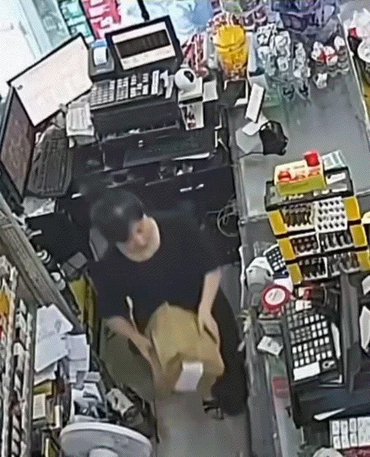 山东一超市监控拍下，一名男子拿起一瓶水后走向收银台，可到门口时，男子一个健步便冲
