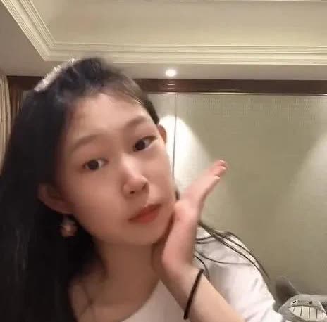 小沈阳女儿沈佳润最近很火
她的一首《美美桑内》
播放量破四亿
这个成绩相当