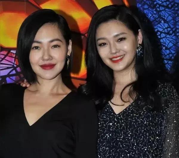  小s看到茶女就戳破，看到实力歌手就捧场，看到帅哥就上手，看到富豪就“献媚”，看