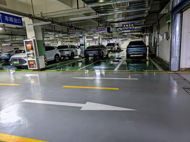 比亚迪市占率
一张图证明比亚迪市占率，小区地下停车库公用充电桩，六个桩子四台比亚