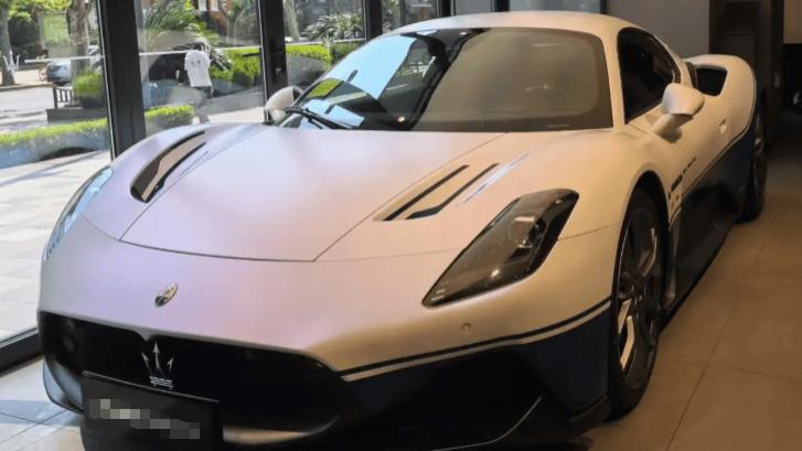 如何判断汽车的发动机冷却液是否充足？