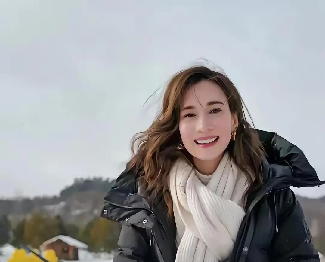 我宣布！
内娱最强女艺人出现了！！

她不是迪丽热巴，也不是赵丽颖！而是
