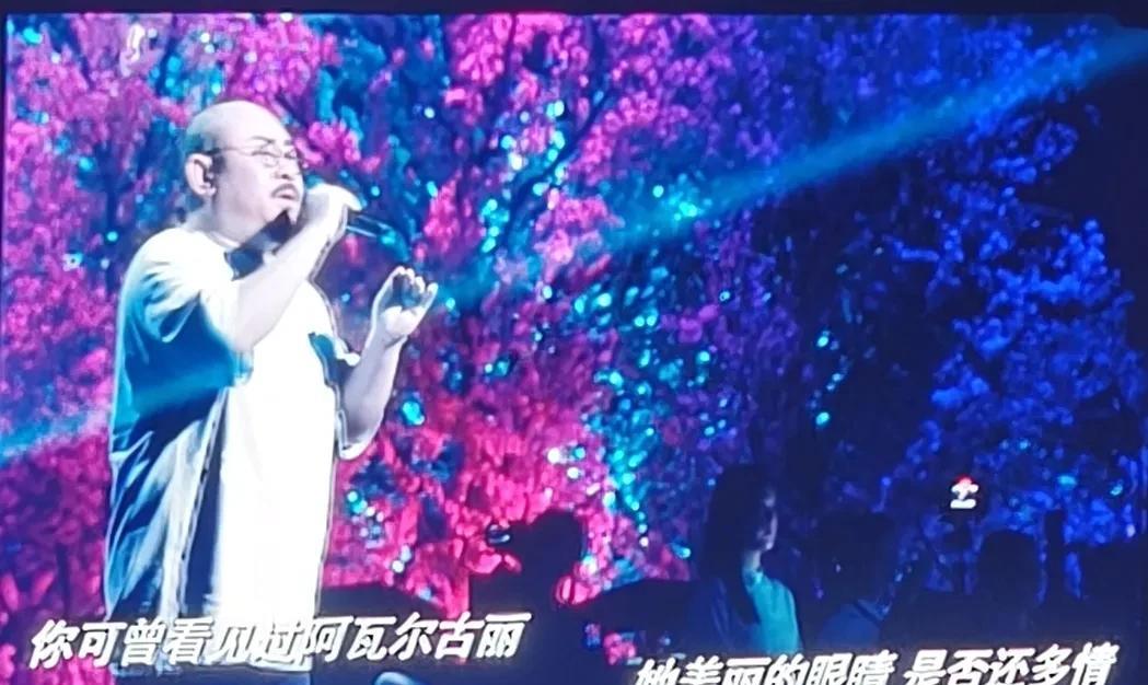 老公说太值了，咱在家门口看，就是花个门票钱，地铁都免费坐。
刚刚坐我旁边那哥们，