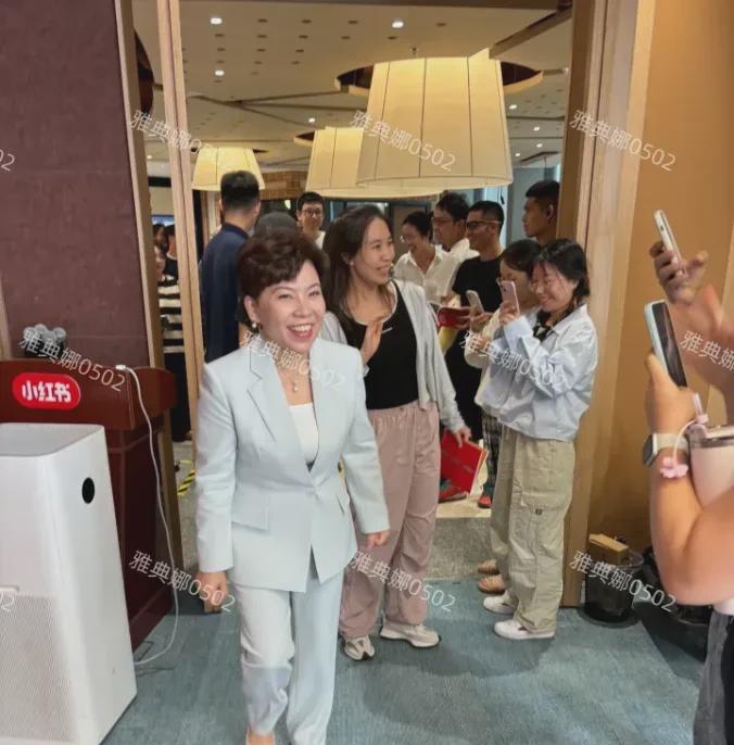 见到邓亚萍，被她的 “反差魅力” 所震撼