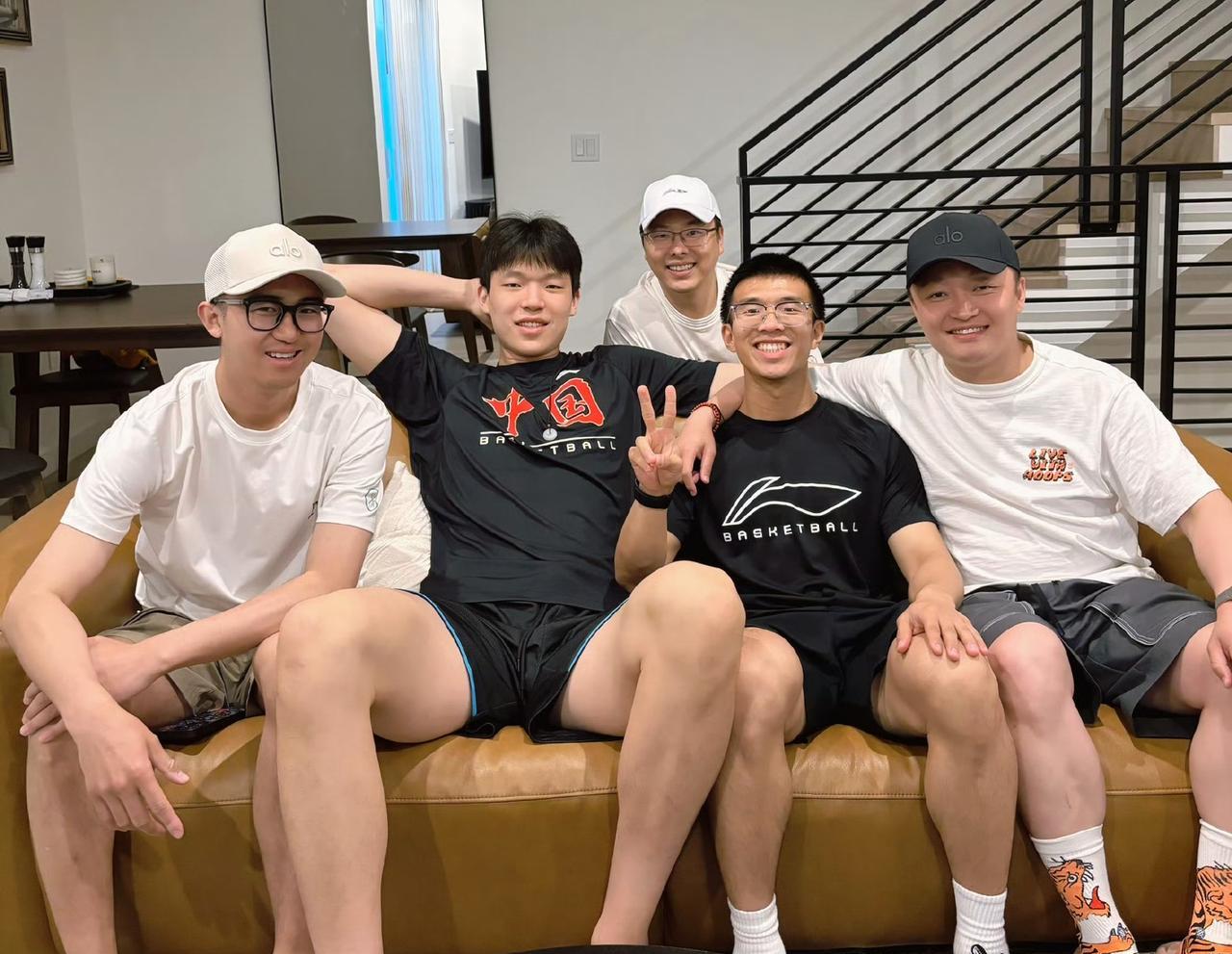 媒体人周鹏发文分享杨瀚森参加NBA选秀情况，说保障团队成员来自几个单位，试训球队