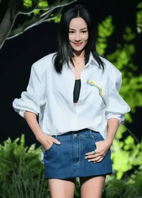 52岁瞿颖穿露腰装秀马甲线！与男友前任女儿亲密如姐妹 网友：这才是真冻龄女神。更