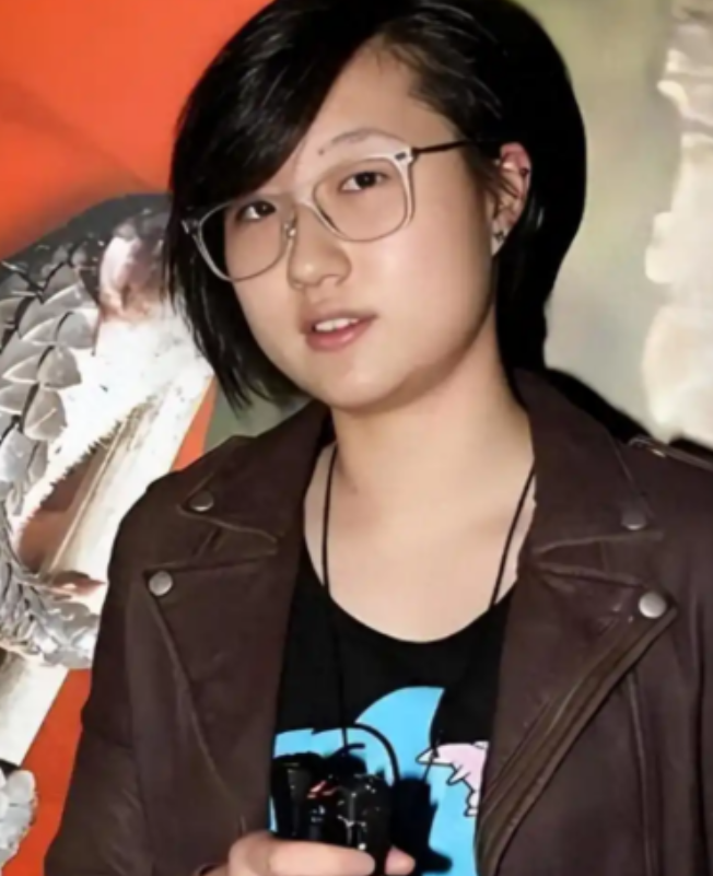 吴卓林返港：比起成龙的“不认”，她的“不缠”才是真清醒，25岁的吴卓林踩着高跟鞋