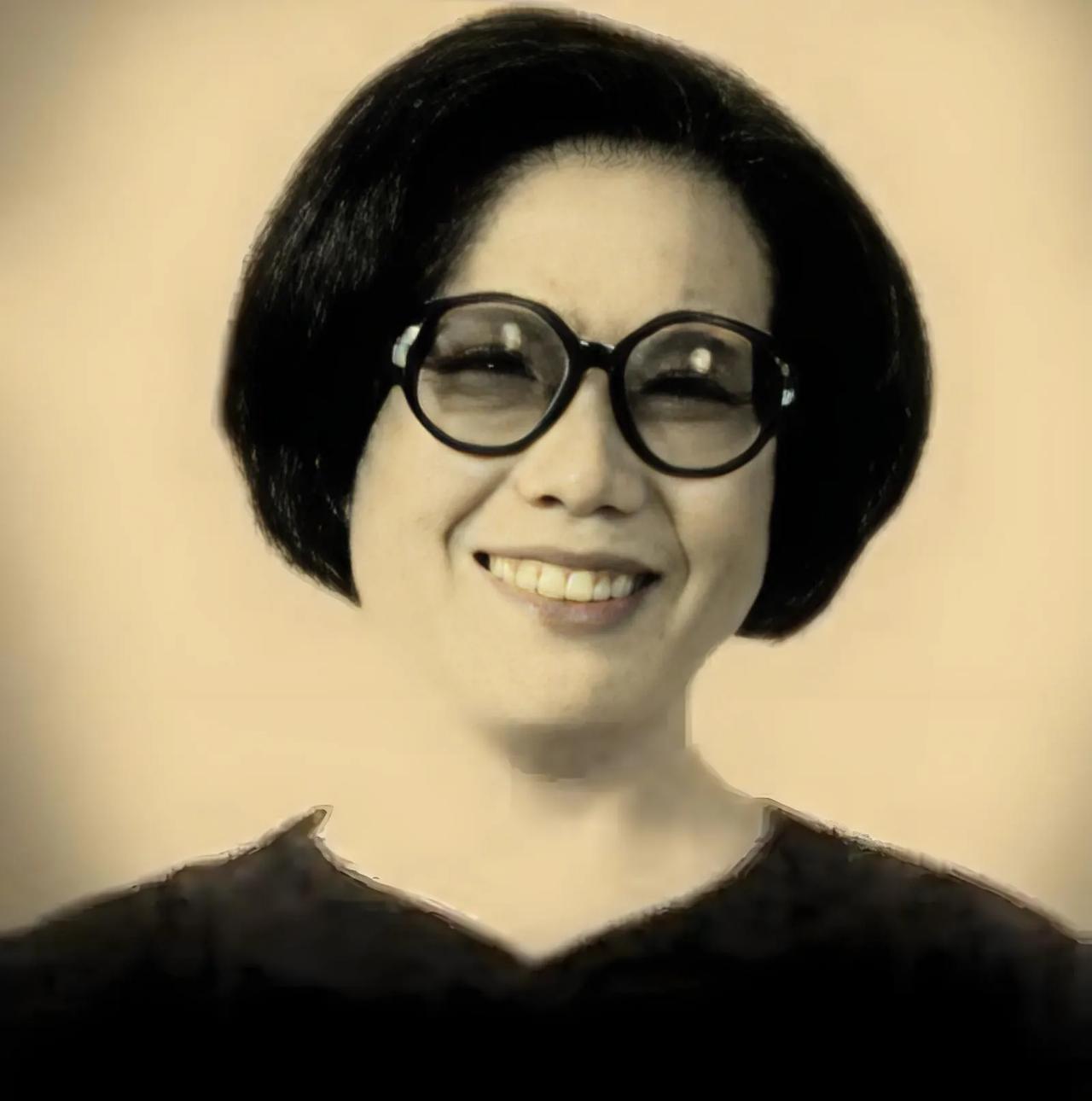 1942年，作家沉樱正怀3胎，得知丈夫把全部家当3万块，拿去给戏子赎身。她不哭不