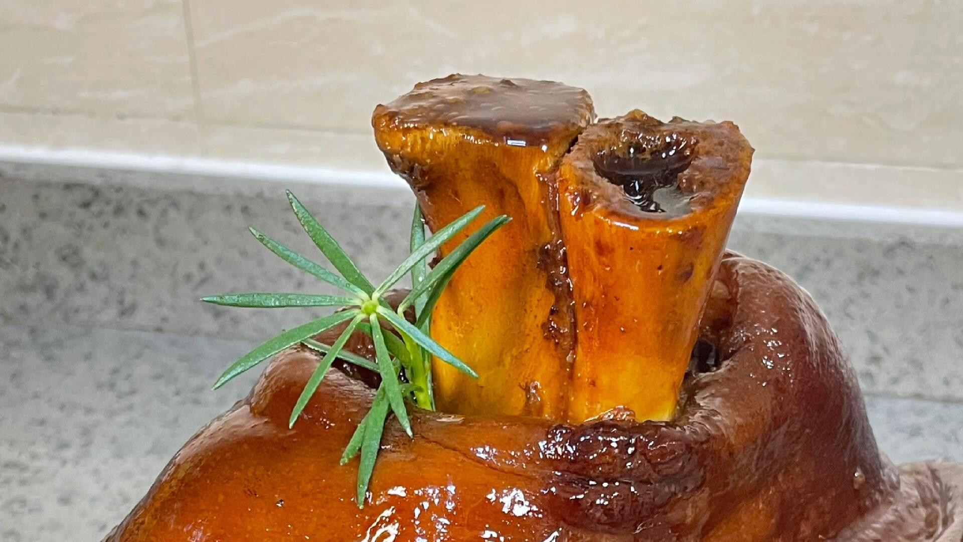 红烧大肘子配方大揭秘！软糯脱骨，全家人抢着吃！