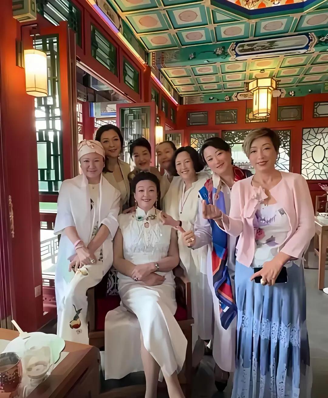汪小菲和马筱梅结婚太有排面了！
连张朝阳都来现场，还跟张兰热热闹闹唠起嗑。张兰当