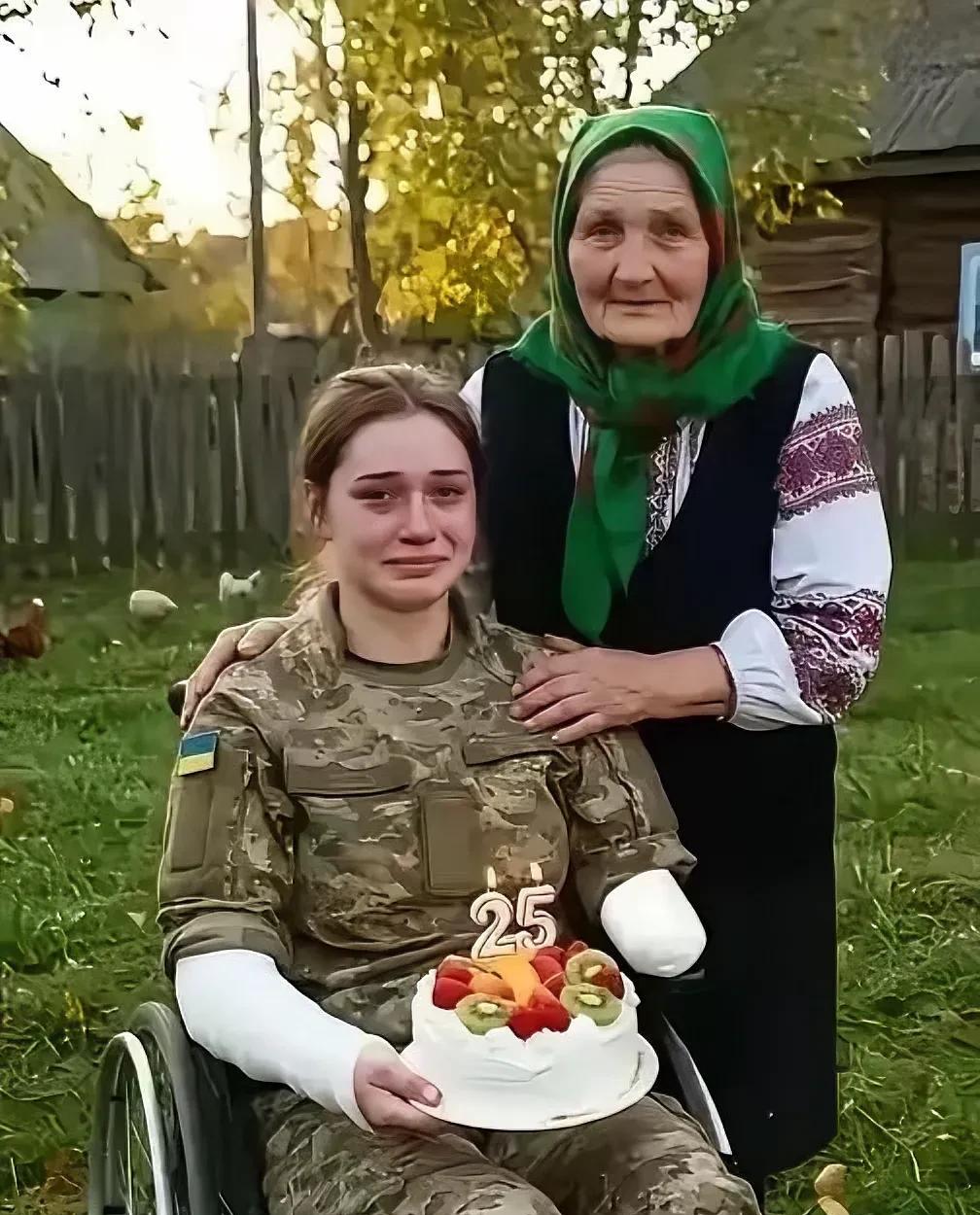 这位乌克兰女兵，捧着妈妈为她买的生日蛋糕，脸上却掩不住悲伤，父亲和两个哥哥都在前