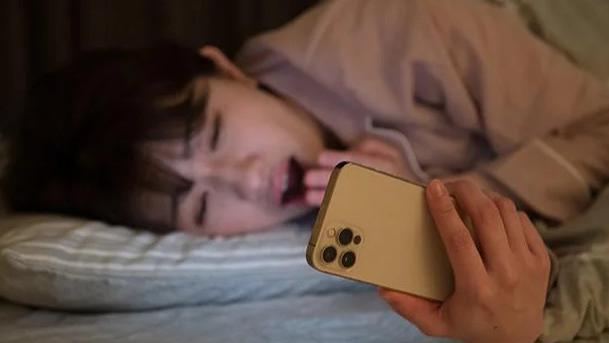 为什么越刷手机越疲惫？你的大脑可能早已超负荷运转