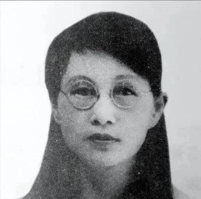 1909年，16岁的白薇与婆婆吵嘴，丈夫居然抡起凳子砸在她背上，婆婆见她倒下，扑