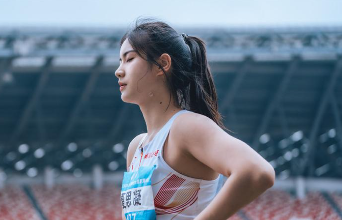又美又飒！中国21岁最美田径女神复出夺第三：闭目沉思气质佳


