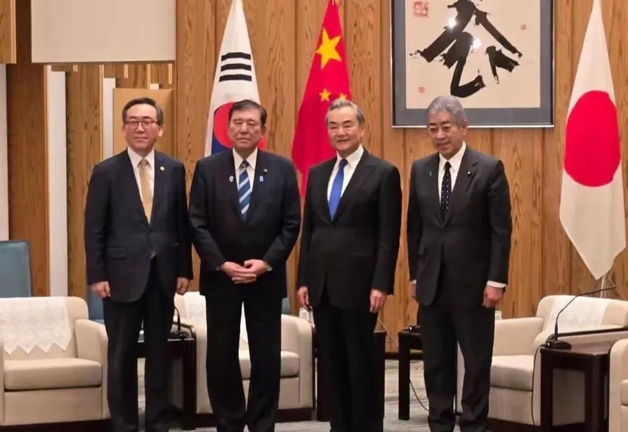 我一直不明白一个问题，欧洲可以抱团，美国可以抱团，为什么我们亚洲不能抱团，为什么