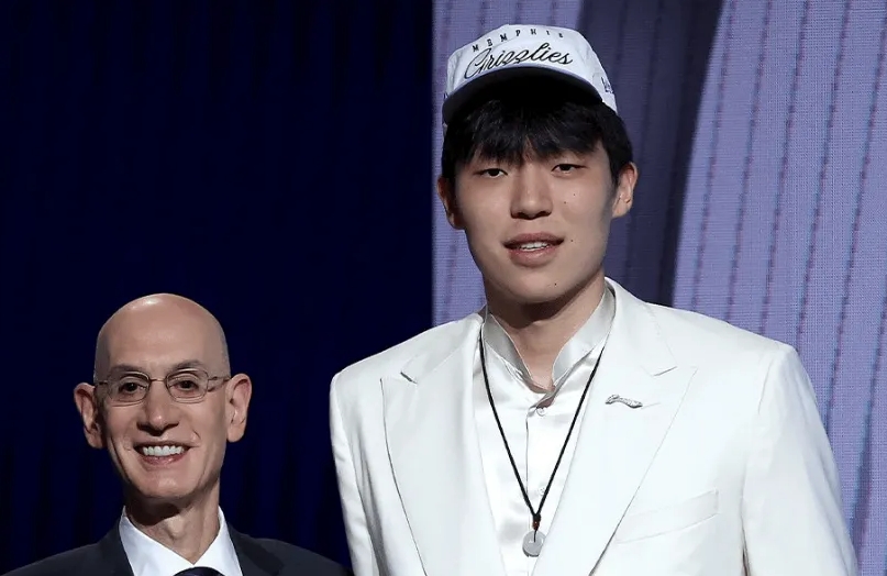 2025年的NBA选秀大会中，开拓者用16号签选中了来自中国的中锋杨瀚森。
随后