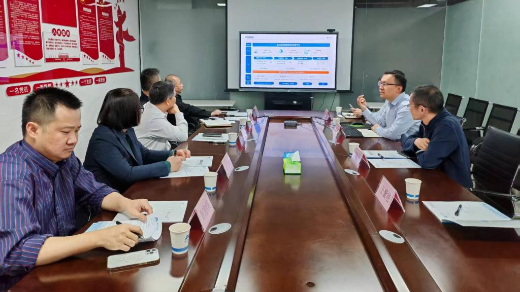 郑州工程技术学院党委书记甘勇一行莅临埃文科技调研交流