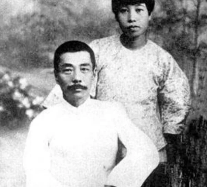 1968年，许广平突发心脏病被送往医院，在她快不行的时候，她拉着儿子周海婴的手，