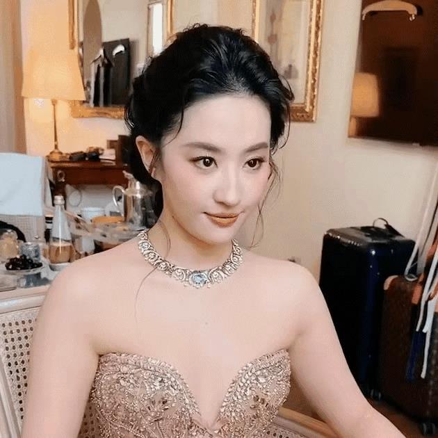 想不通！刘亦菲这个人，真是内娱一大谜题！
社恐又没野心的，凭什么这么红？怎么感觉