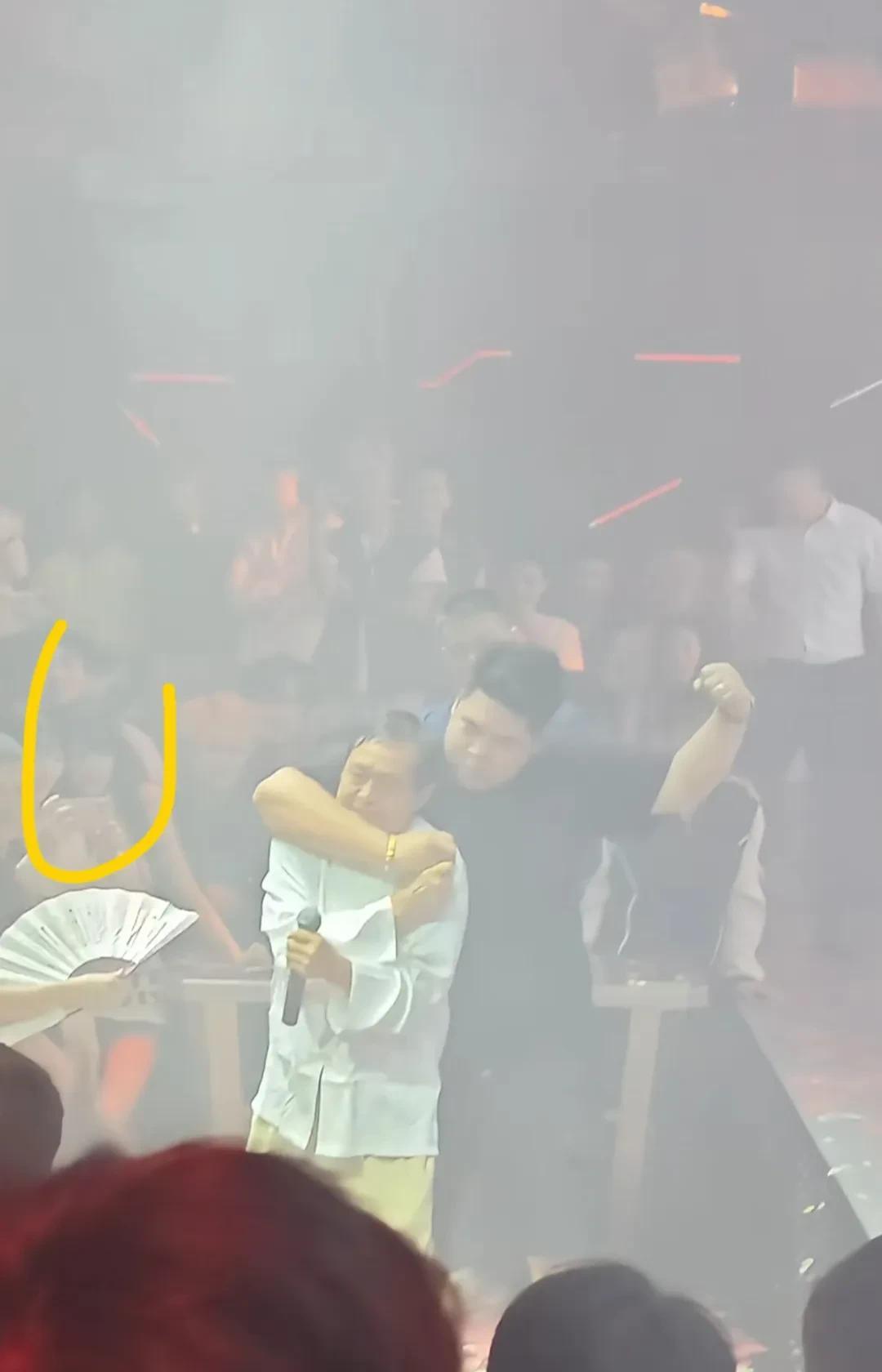 马保国到酒吧演出，现场教武术防身动作，教的很认真，甚至真像那么回事，实则没有什么